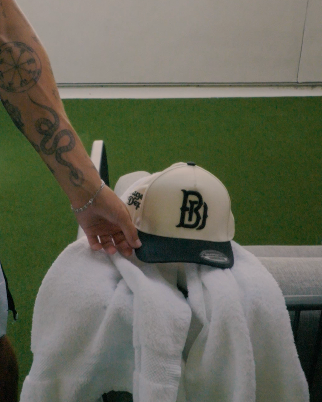 Precurved BAGEL DEPT snapback - WHITE/BLACK